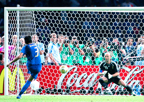 Berkas:Penalty Kick - World Cup 2006.jpg