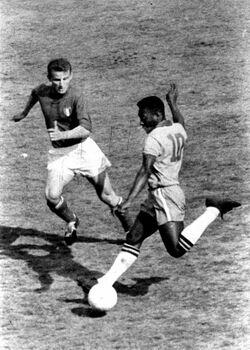 Pelé saat membela tim nasional Brasil pada tahun 1960-an