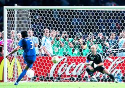 Seorang pemain mengeksekusi tendangan penalti dari titik 11 meter.