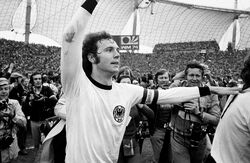 Franz Beckenbauer saat membela tim nasional Jerman Barat pada tahun 1974
