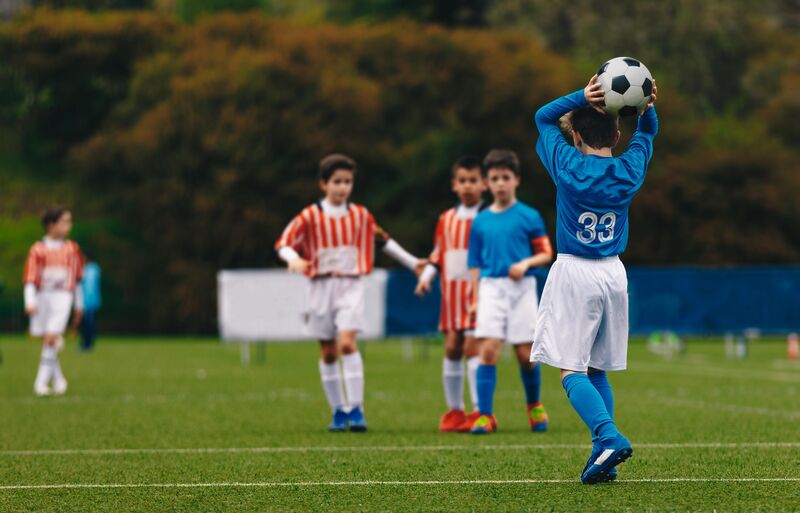 Berkas:Throw-in football.jpg