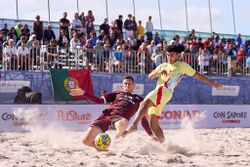 Pertandingan sepak bola pantai internasional.